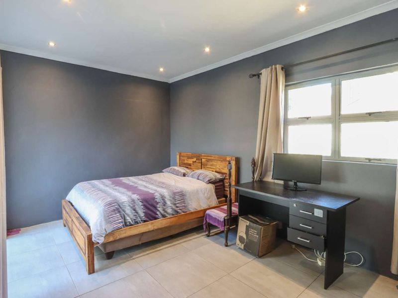 Modern Split-Level Family Home with Poolside Entertaining & Immaculate Finishes! - Photo 9