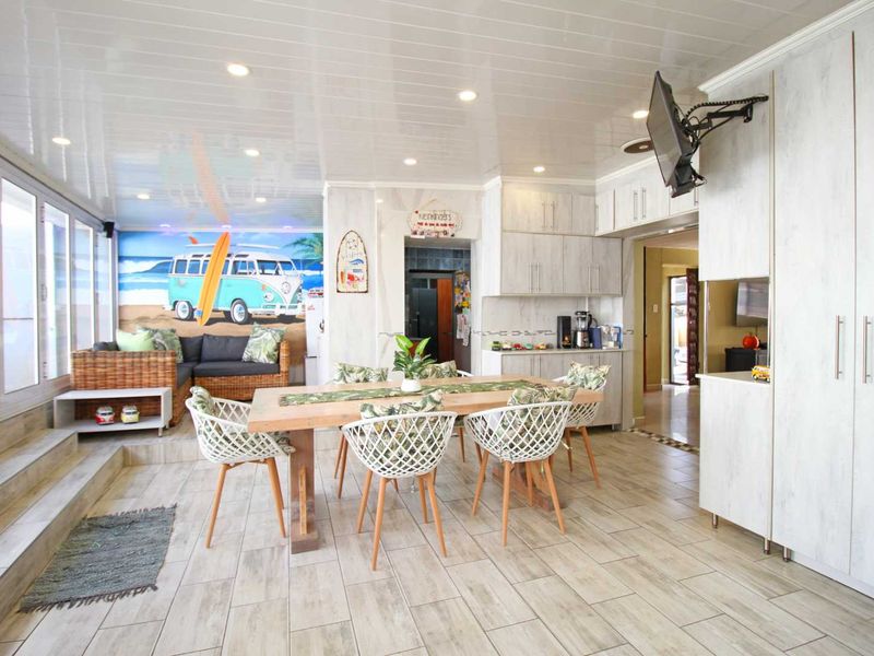 Modern Estate Gem with Entertainment Flair & Holiday Vibes! - Photo 2