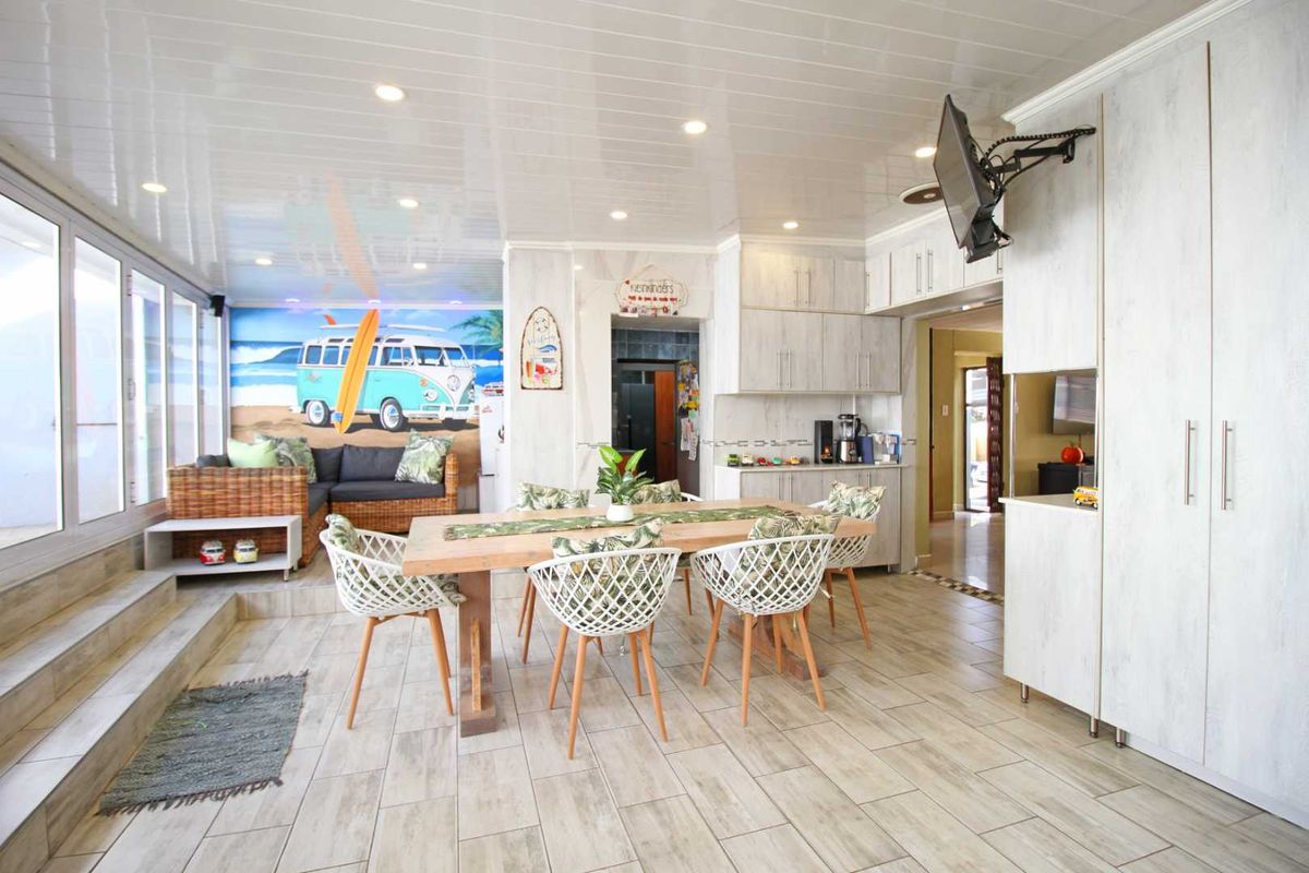 Modern Estate Gem with Entertainment Flair & Holiday Vibes! - Photo 2