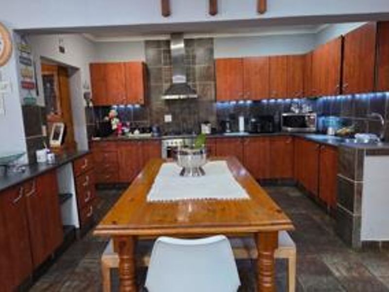 Stylishly Renovated 3-Bedroom Family Home with Pool and Entertainment Area - Photo 5