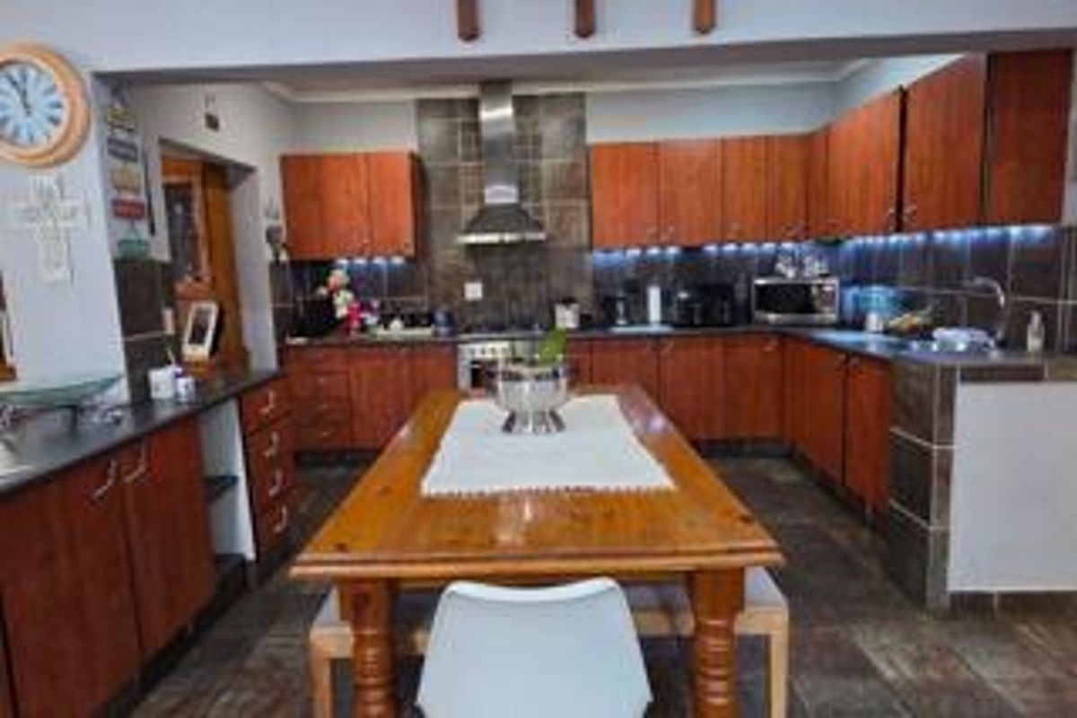 Stylishly Renovated 3-Bedroom Family Home with Pool and Entertainment Area - Photo 5