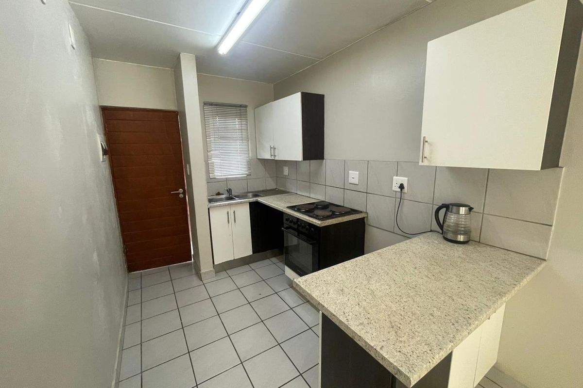 GROUND FLOOR APARTMENT FOR SALE IN ROOIHUISKRAAL NORTH!!! - Photo 5