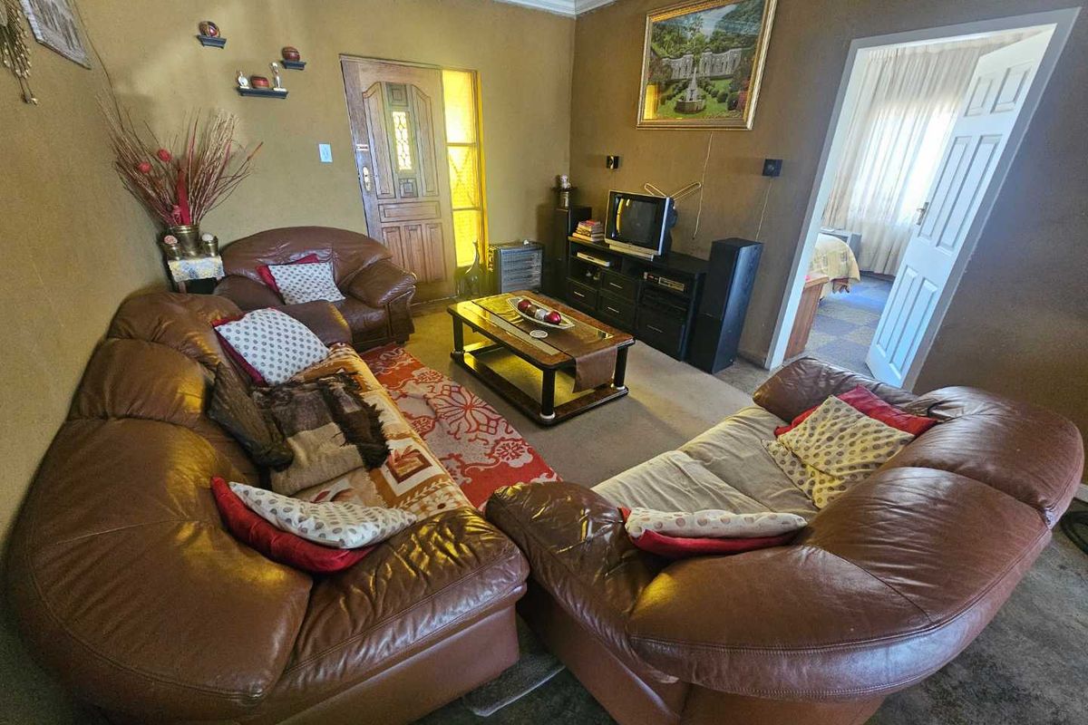 Spacious 3-Bedroom Home with Secure Grounds and Utility Infrastructure - Photo 4