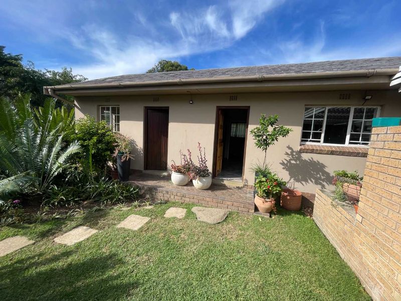 Modern 4 bedroom Strathmore home for sale - Photo 4