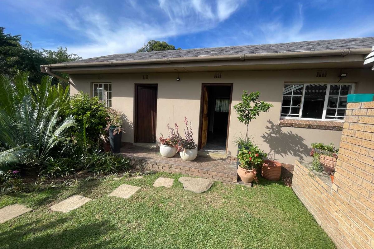 Modern 4 bedroom Strathmore home for sale - Photo 4