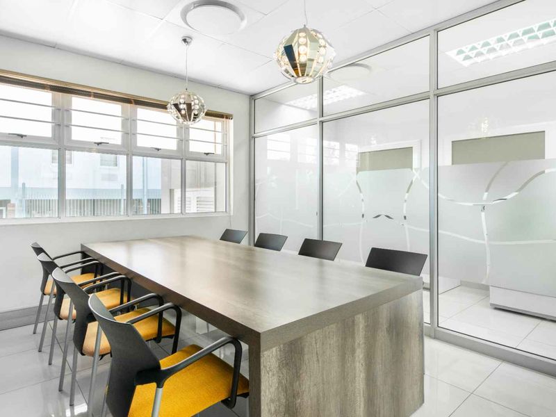 Flexible workspace in Regus East London - Photo 5