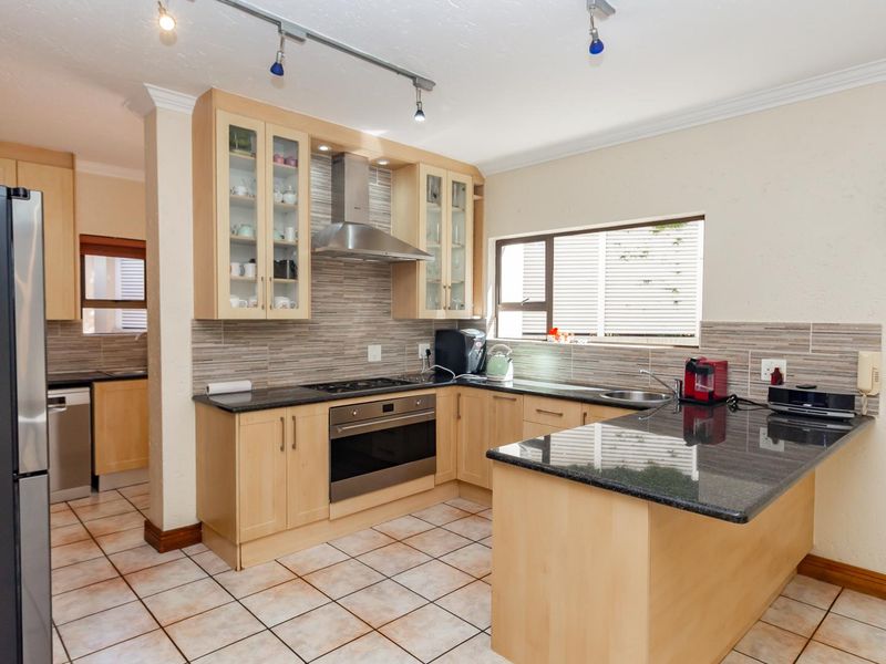 4 Bedroom House to Rent in Dainfern Golf Estate - Photo 4