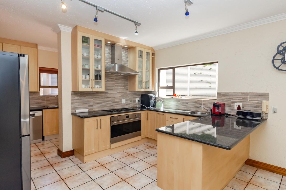 4 Bedroom House to Rent in Dainfern Golf Estate - Photo 4