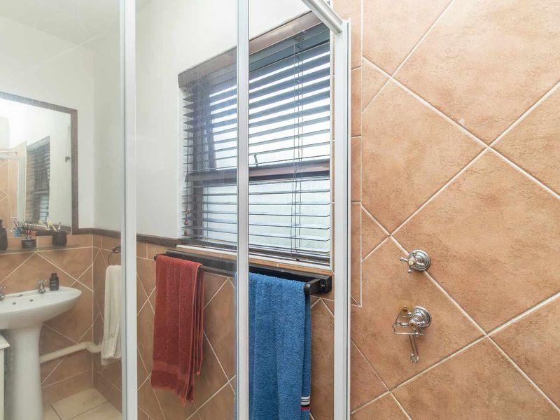 Charming 1-Bedroom Apartment in Popular Montserrat, Lonehill - Photo 10