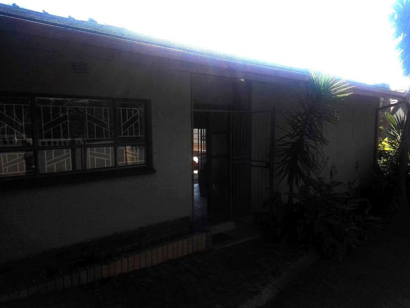 Lookinf for an income generating home, look no more. Priced to sell in tranquill South Crest - Photo 2