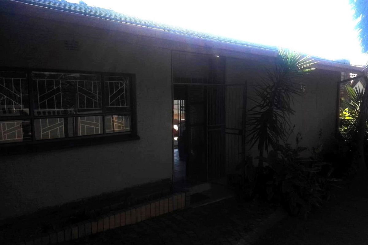 Lookinf for an income generating home, look no more. Priced to sell in tranquill South Crest - Photo 2