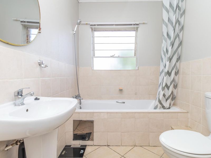 Move-In Ready: 2-Bed apartment with Private Balcony to rent in Honeypark - Photo 10