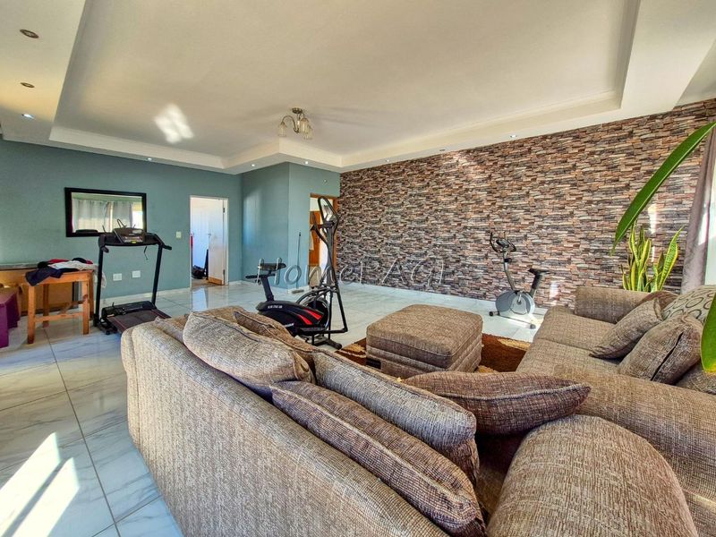 Kuisebmond, Walvis Bay:  3 Bedr Home with 3 Flats is for sale - Photo 2