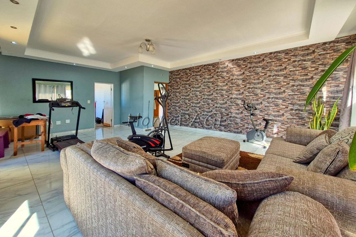 Kuisebmond, Walvis Bay:  3 Bedr Home with 3 Flats is for sale - Photo 2