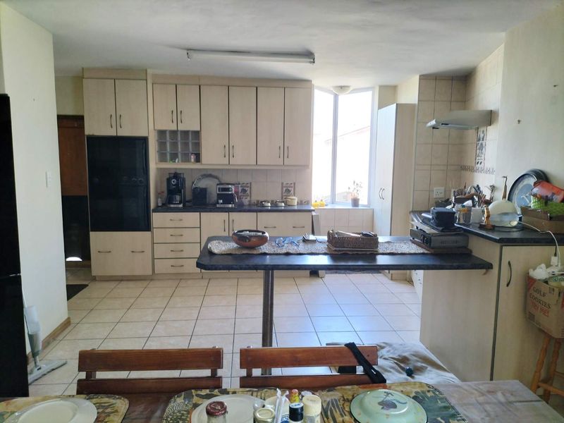 Spacious house with work from home potential - Photo 4