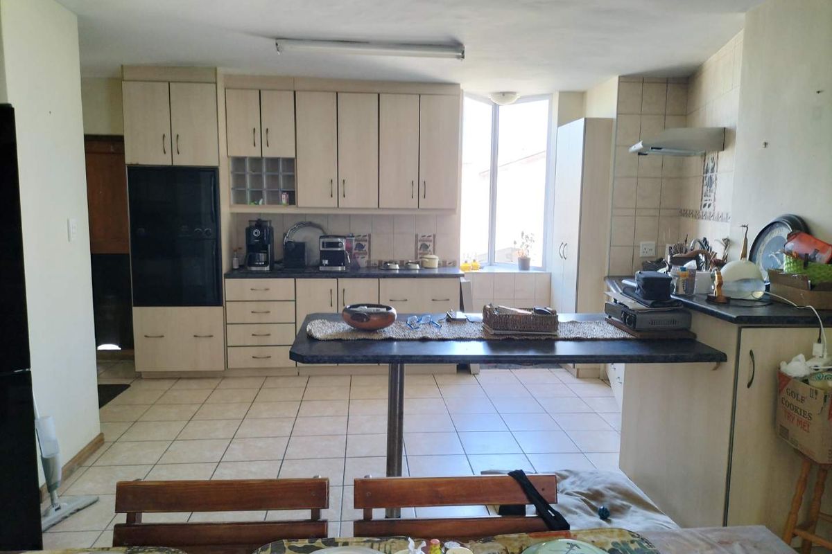 Spacious house with work from home potential - Photo 4