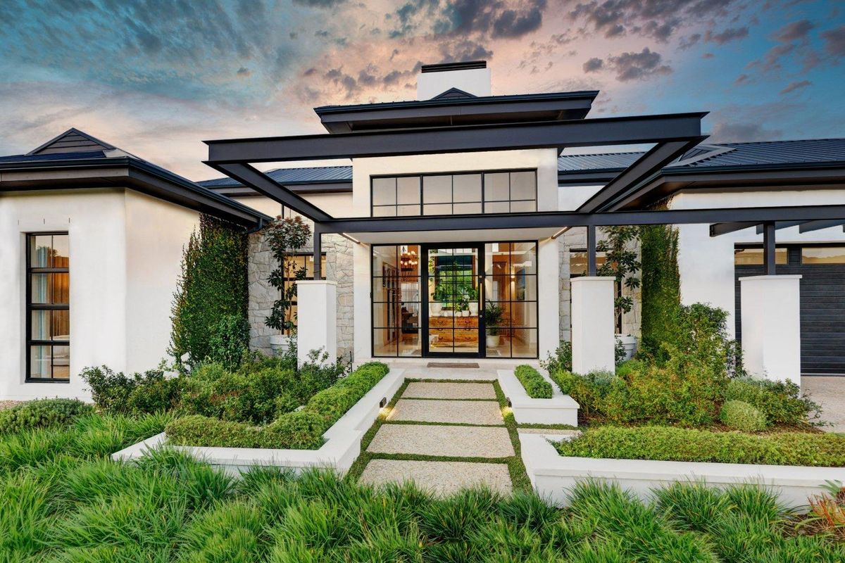 An extraordinary home crafted for individuals with refined taste and a unique sense of style! - Photo 4