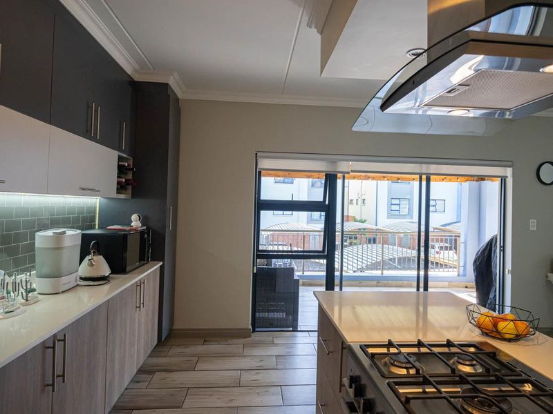 Modern 2 Bed 2 Bath Apartment in Lifestyle Complex - Photo 7