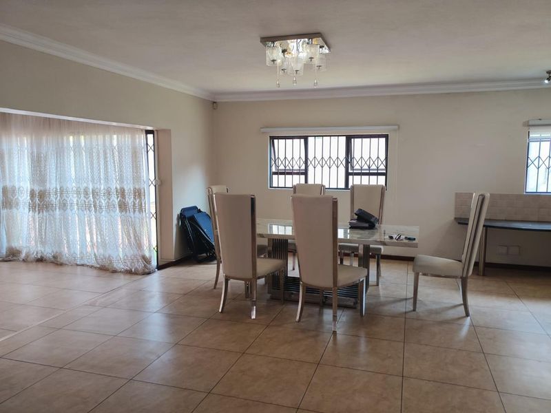 4 or 5 bedroom Double storey, with solar panels! 4 units in this cluster complex! - Photo 6