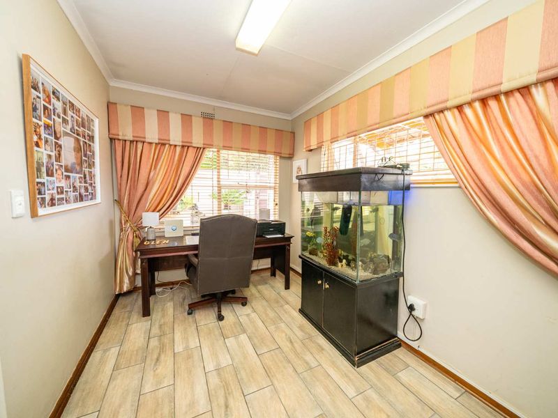 5 Bedroom Family Home with Private 2-Bedroom Guest Wing in Farrarmere - Photo 6