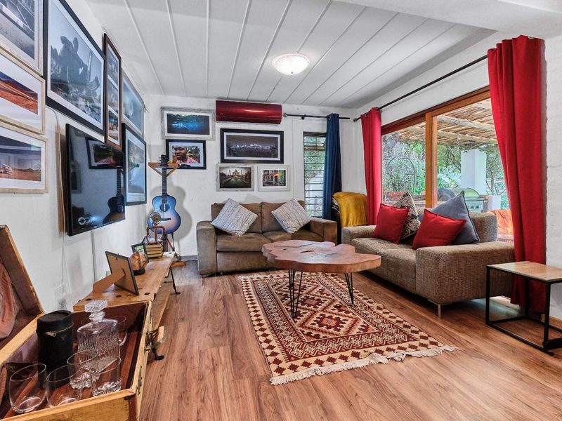 Stylish secure thatch living. - Photo 2