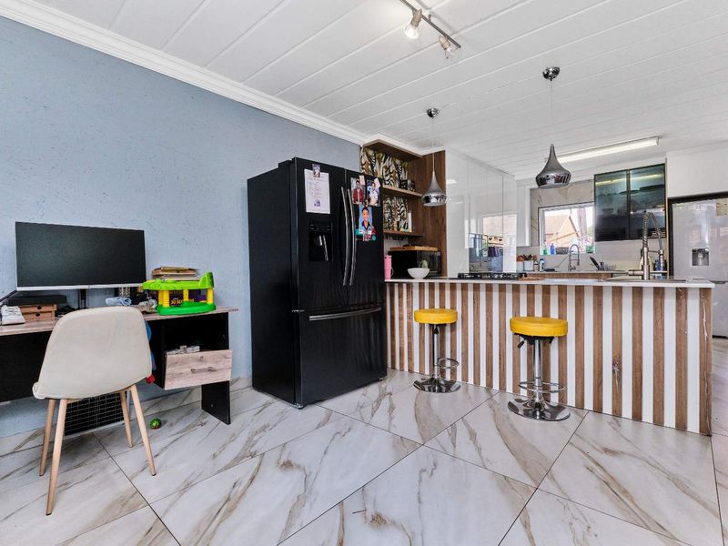 Executive Living or Family Haven: Your Ferndale Dream Townhouse Awaits! - Photo 9