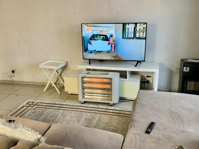 **Charming 3-Bedroom Home in Ormonde Complex**with outside room and toilet - Photo 4