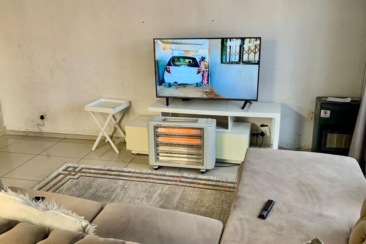 **Charming 3-Bedroom Home in Ormonde Complex**with outside room and toilet - Photo 4