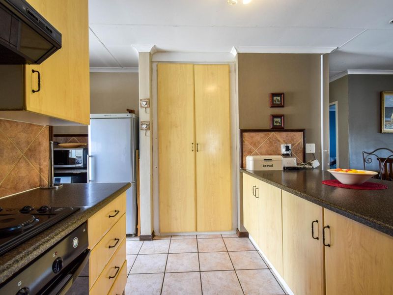 Three bedroom simplex in security complex - Moreleta Park - Photo 10