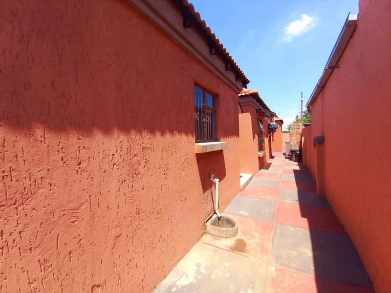 Three bedrooms house for sale in Soshanguve Block GG - Photo 6