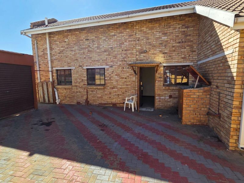 Neat Facebrick Family Home – Well Located & Move-In Ready - Photo 5