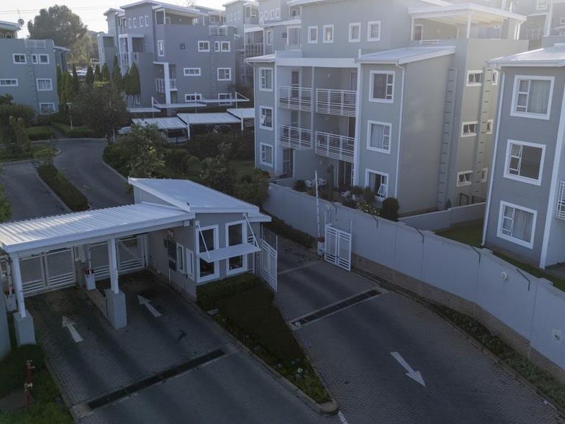 SPACIOUS 3-BEDROOM FIRST-FLOOR UNIT IN SECURE PAULSHOF COMPLEX - Photo 6