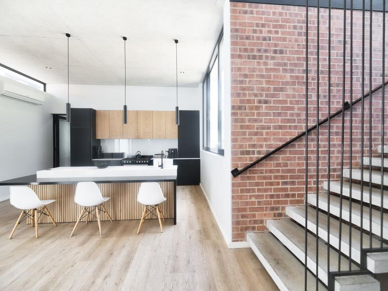 CONTEMPORARY RESIDENTIAL HOME - Photo 7