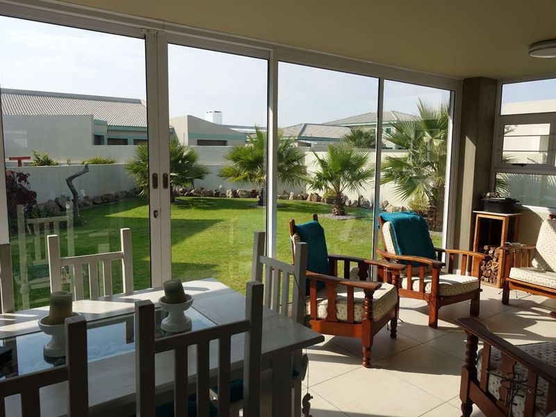 IMMACULATE MODERN DOUBLE-STORY TOWNHOUSE WITH SPACIOUS GARDEN - Photo 2