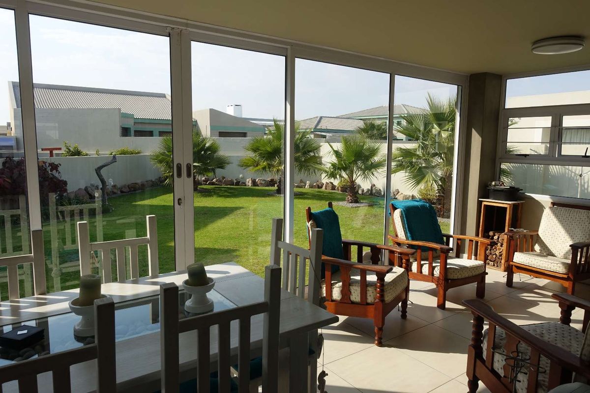 IMMACULATE MODERN DOUBLE-STORY TOWNHOUSE WITH SPACIOUS GARDEN - Photo 2