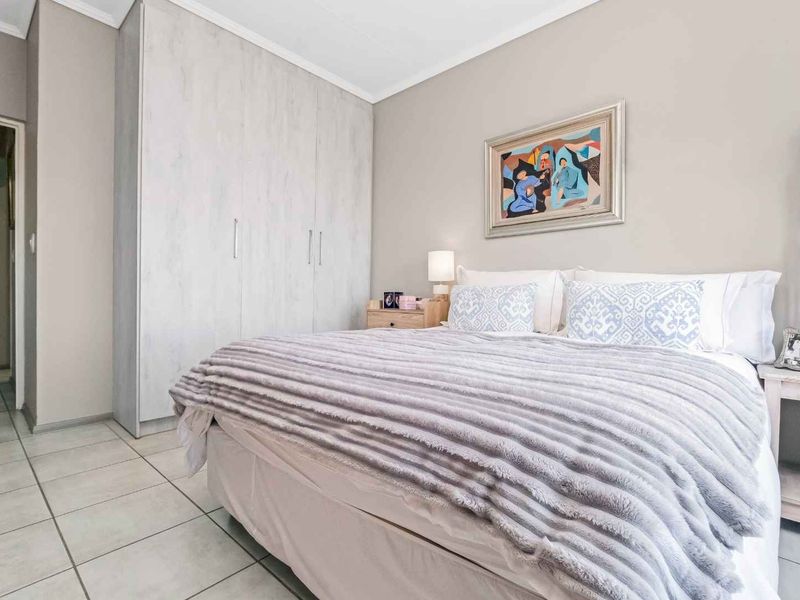 STYLISH AND CLASSY TOP FLOOR UNIT, IN A QUIET POSITION OFFERING PLENTY OF SPACE AND GORGEOUS VIEWS - Photo 10