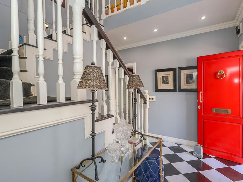Extraordinary Estate Residence Offering Exceptional Space, Luxury and Versatility - Photo 2