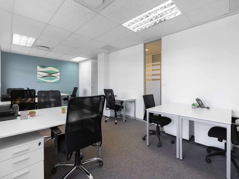 Serviced office space for 10 persons in Regus Century City - Photo 4
