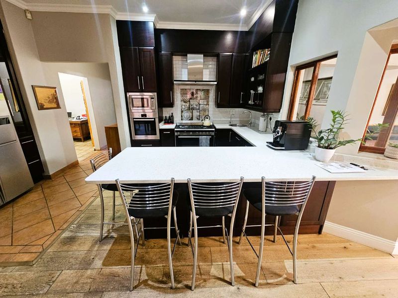 SOLD - Exquisite Family Haven – A Prestige Properties Exclusive - Photo 3