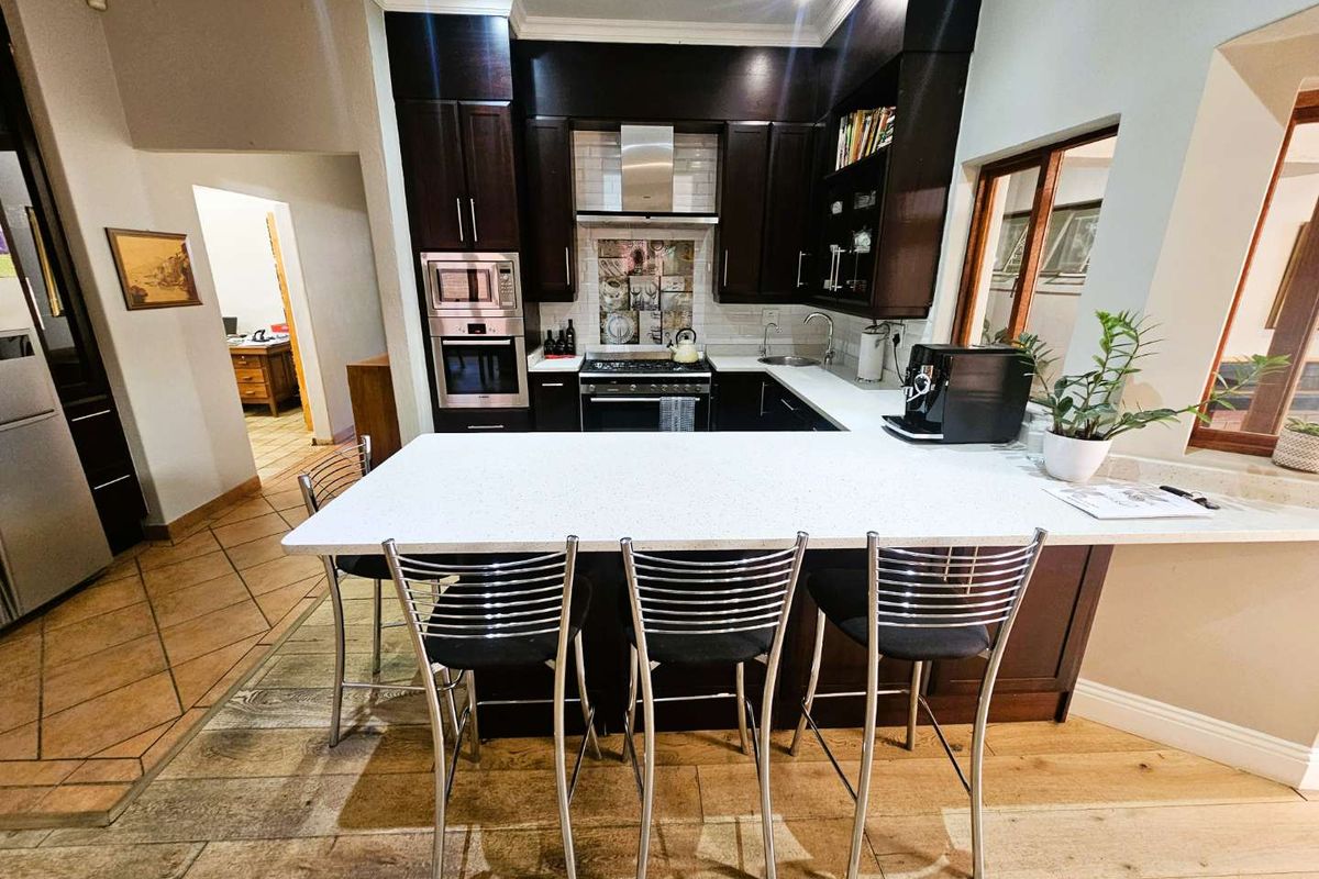 SOLD - Exquisite Family Haven – A Prestige Properties Exclusive - Photo 3