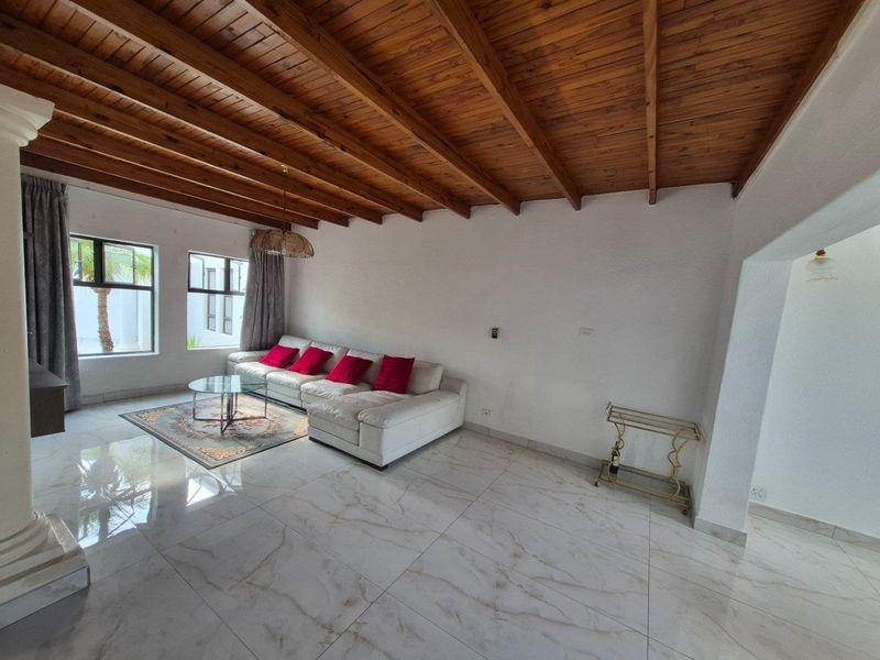 Spacious Family Living in Secure Boomed Estate – Excellent Location! - Photo 9