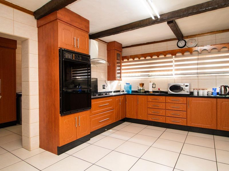 5 Bedroom Double Story House - Photo 2