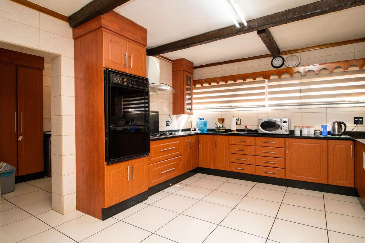 5 Bedroom Double Story House - Photo 2