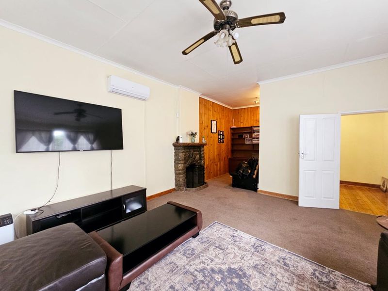 Minutes From The Best Schools, Shops And Everything Else - Photo 10