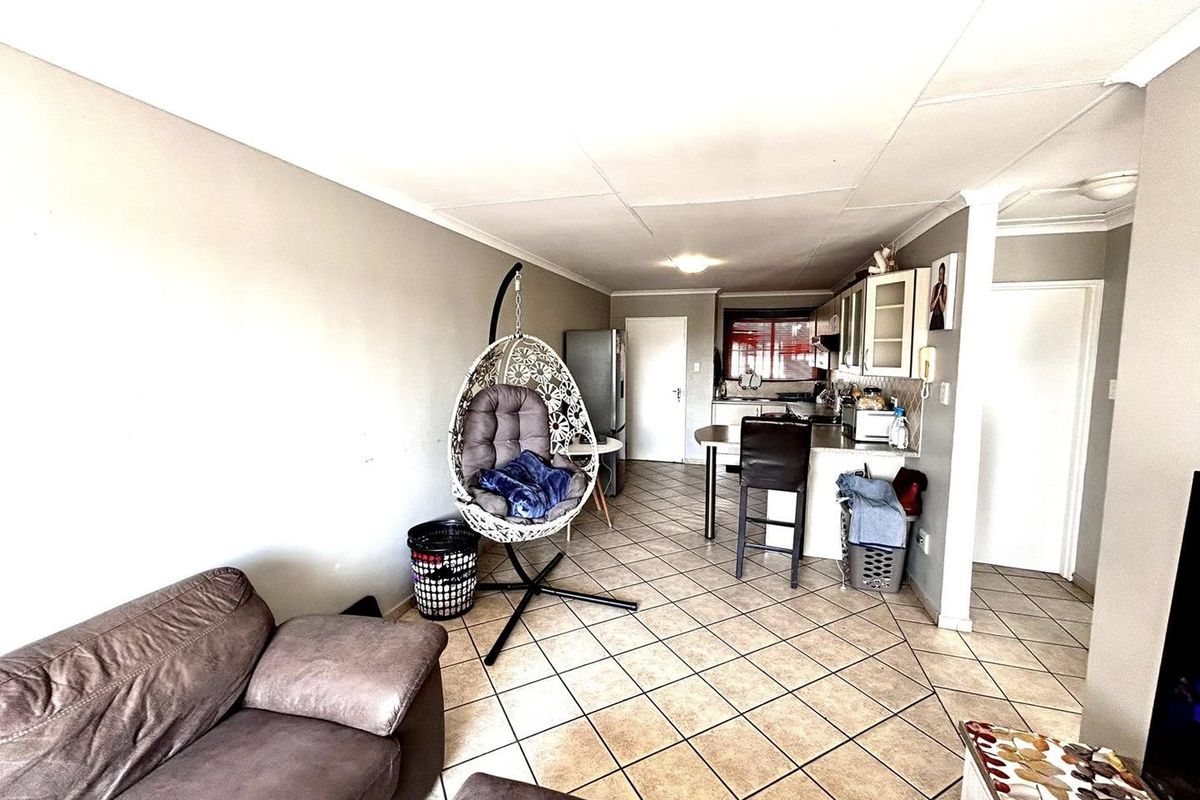 2 Bedroom Apartment For Sale in Pionierspark - Photo 3