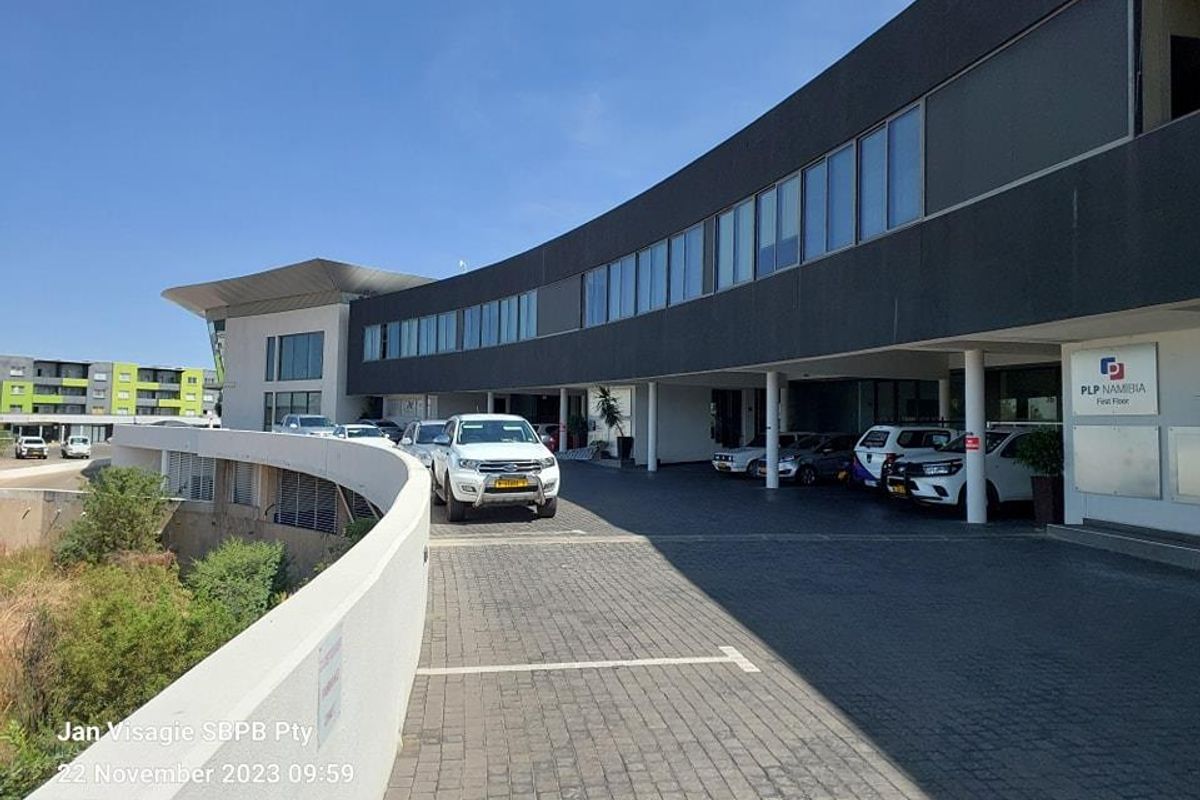 Elevate Your Practice: Prime 287 sqm Office Space Awaits - Photo 4