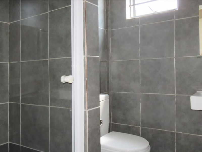 Modern Living: 3 Beds, 2 Baths, Balcony & Parking! - Photo 7