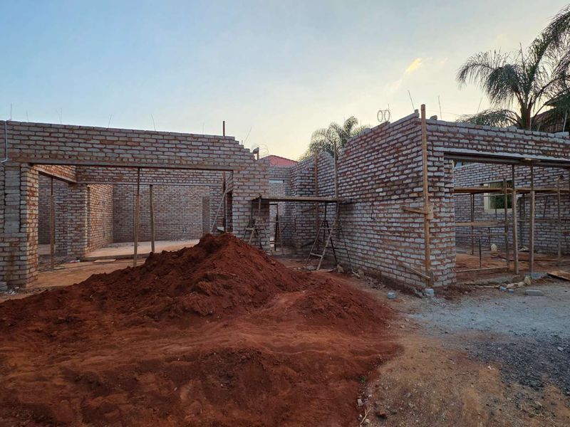 4 Bedroom Family Home Under Construction in Melodie. - Photo 6