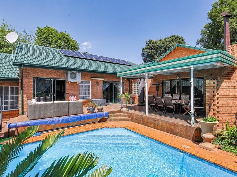 FOUR BEDROOM FAMILY HOME WITH TIMELESS CHARM IN MORELETA PARK - Photo 5