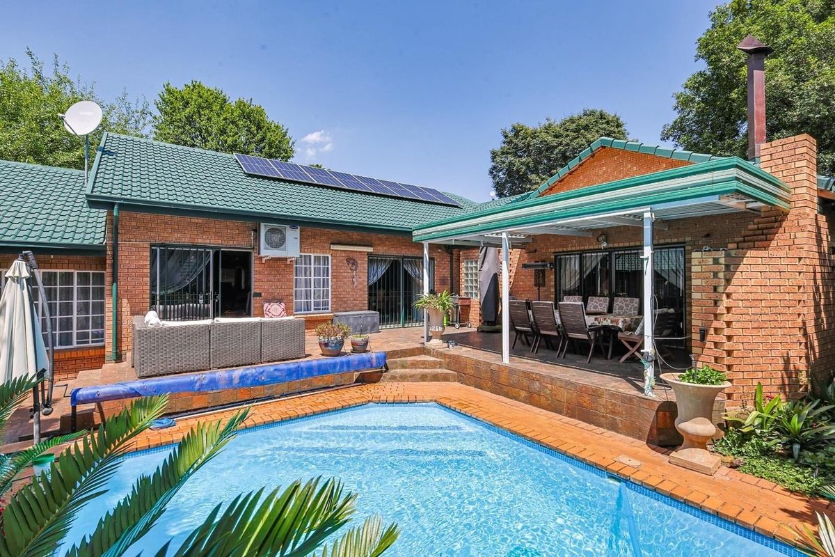 FOUR BEDROOM FAMILY HOME WITH TIMELESS CHARM IN MORELETA PARK - Photo 5